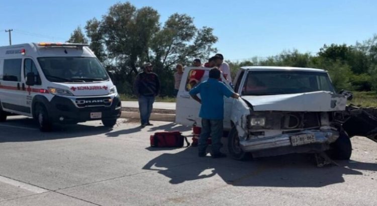 Conductor impacta contra una palmera en la carretera estatal Mochis-Topolobampo