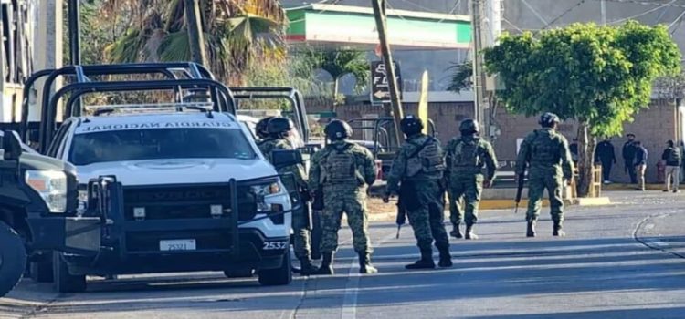 Grupos armados se enfrentan y queman un camión en Rosario, Sinaloa Grupos armados se enfrentan y queman un camión en Rosario, Sinaloa