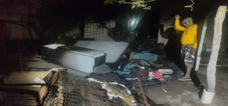 Incendio consume vivienda en Las Lajitas