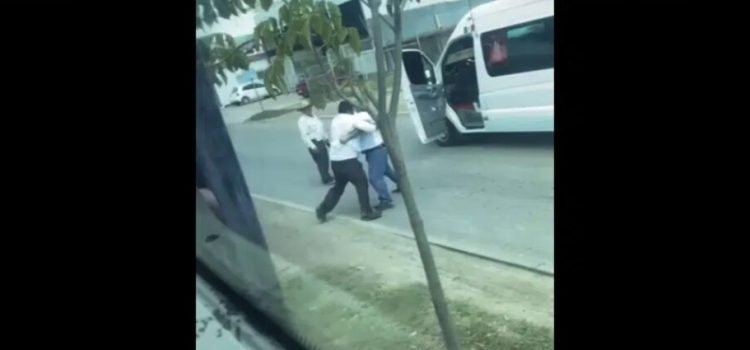Se agarran a golpes operadores de autobuses foráneos en la entrada de Los Mochis Se agarran a golpes operadores de autobuses foráneos en la entrada de Los Mochis