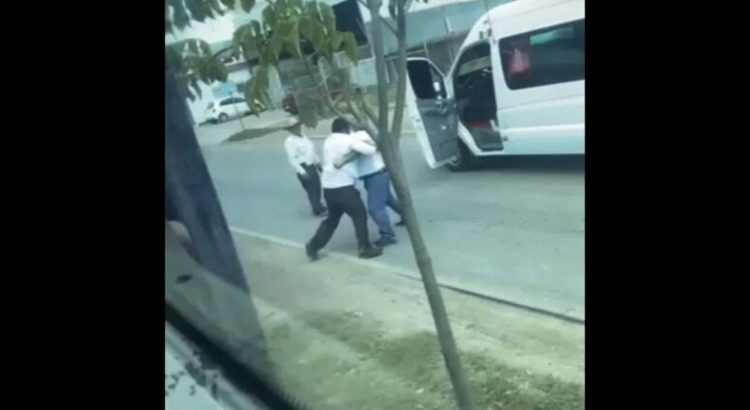 Se agarran a golpes operadores de autobuses foráneos en la entrada de Los Mochis