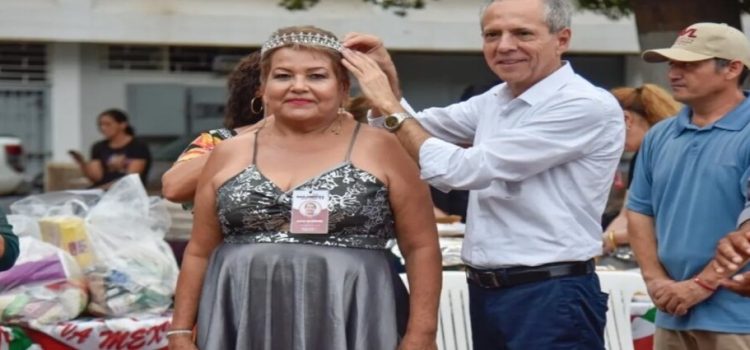 Gerardo Vargas coronó a Lourdes López como la nueva Reina del Día del Abuelo