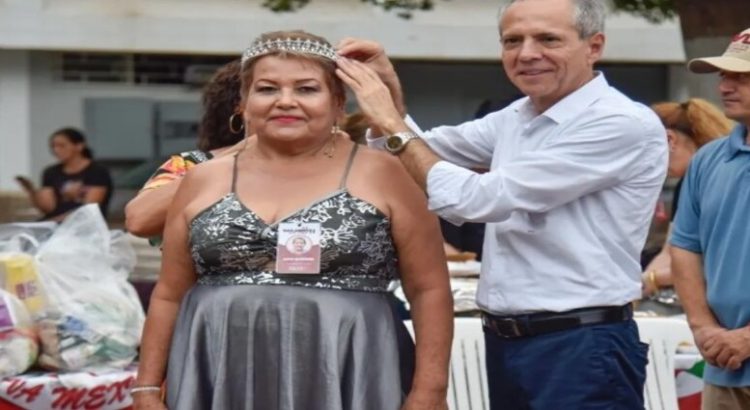 Gerardo Vargas coronó a Lourdes López como la nueva Reina del Día del Abuelo