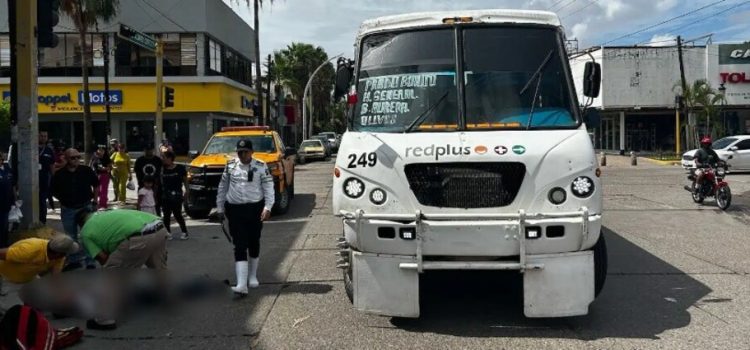 Camión atropella a hombre de la tercera edad en la zona centro