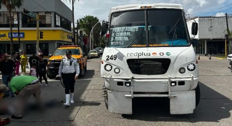 Camión atropella a hombre de la tercera edad en la zona centro