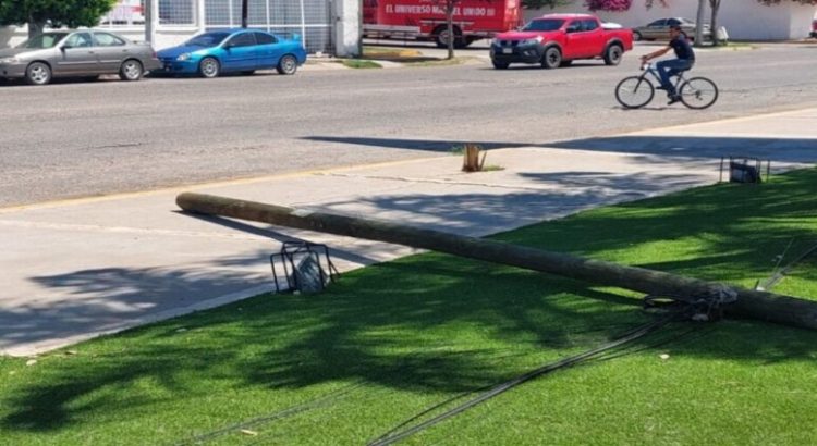Tráiler derriba poste de telefonía y daña cables de electricidad