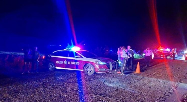 Motociclista pierde la vida tras chocar contra un caballo suelto en Ahome