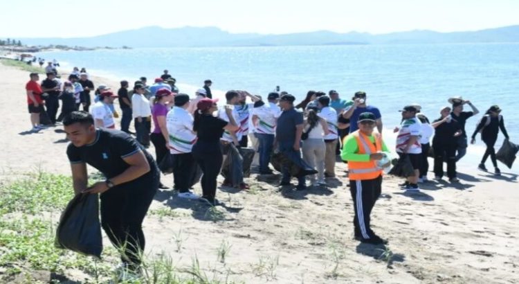 Realizan jornada de limpieza en la playa El Maviri