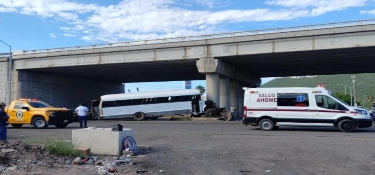 Resultan heridos 8 trabajadores tras impactar camión contramuro de contención