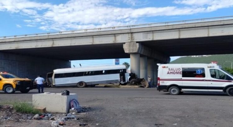 Resultan heridos 8 trabajadores tras impactar camión contramuro de contención
