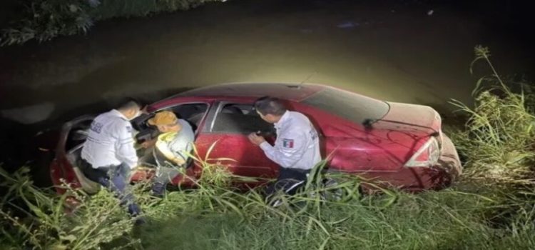 Automóvil termina al interior de un dren