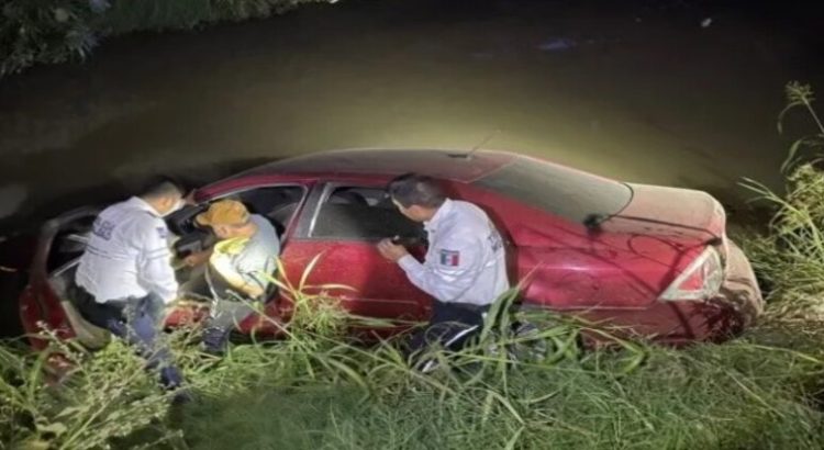 Automóvil termina al interior de un dren