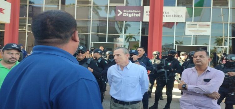 Manifestantes se van contra secretario de Seguridad y Protección Civil de Ahome