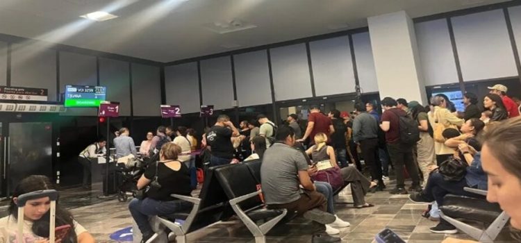 Quedan varados pasajeros en el Aeropuerto de Los Mochis por retrasos y cancelación de vuelo