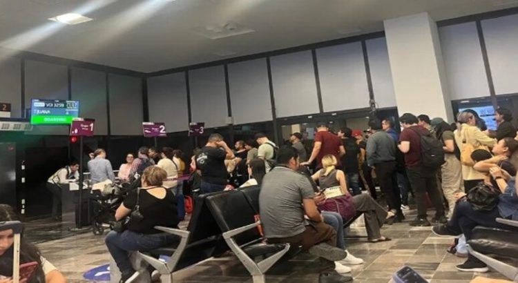 Quedan varados pasajeros en el Aeropuerto de Los Mochis por retrasos y cancelación de vuelo