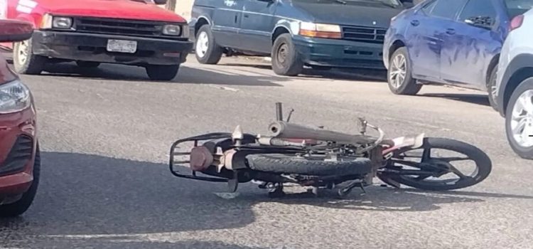 Motociclista resulta herido tras chocar con una camioneta