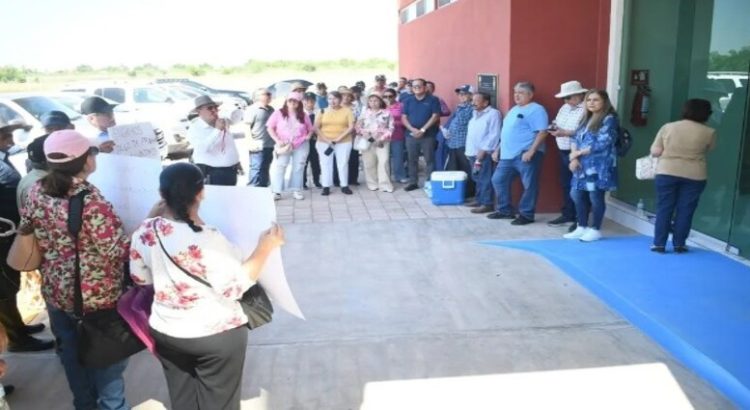 Maestros jubilados de la UAdeO se manifiestan, exigen pago de prima por antigüedad