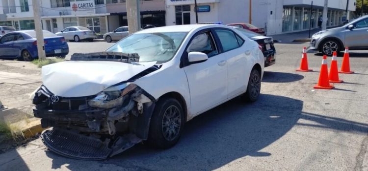Accidente vial entre Hyundai Elantra y Toyota Corolla