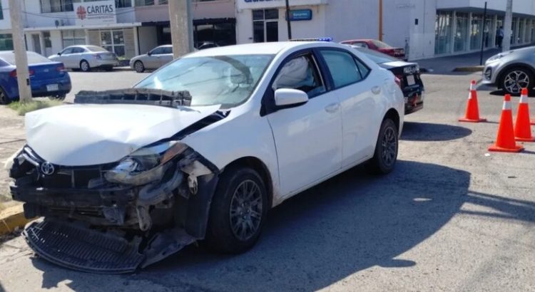 Accidente vial entre Hyundai Elantra y Toyota Corolla