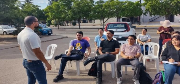 Alumnos de la UAS toman clase en la banqueta en CU de Los Mochis