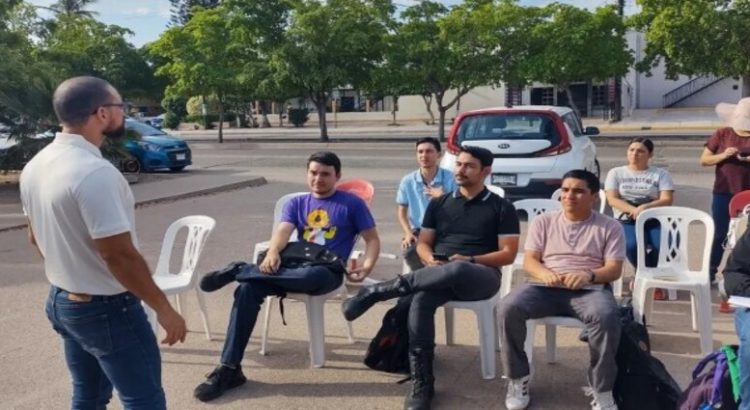 Alumnos de la UAS toman clase en la banqueta en CU de Los Mochis