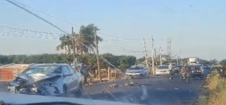 Accidente entre motociclista y Toyota Yaris en la carretera Mochis- Ahome