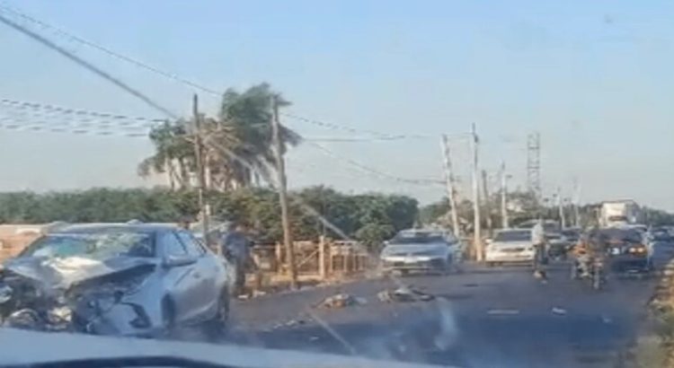 Accidente entre motociclista y Toyota Yaris en la carretera Mochis- Ahome