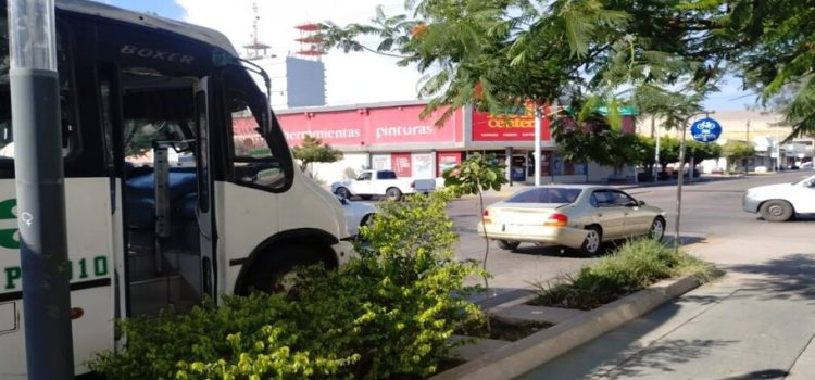 Nissan Altima y camión chocan en Los Mochis