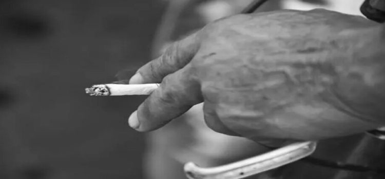 Muere adulto mayor tras incendiarse dormido con una colilla de cigarro