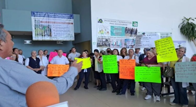 Trabajadores de Salud protestan contra el IMSS-Bienestar en Los Mochis