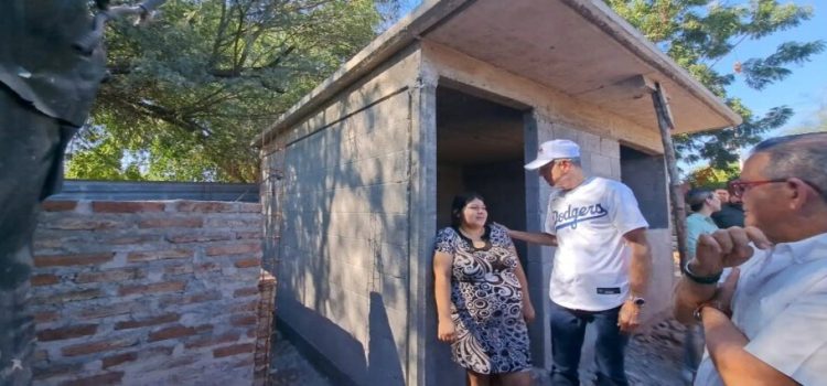 Gerardo Vargas entrega mejoras de vivienda en la Ferrocarrilera en Los Mochis