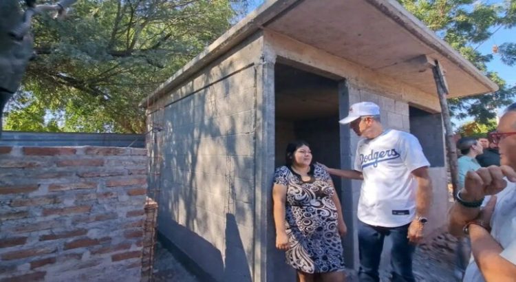 Gerardo Vargas entrega mejoras de vivienda en la Ferrocarrilera en Los Mochis