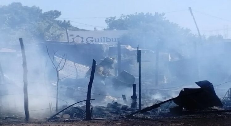 Incendio consume 10 casas de madera y cartón en invasión Cerezas de Los Mochis