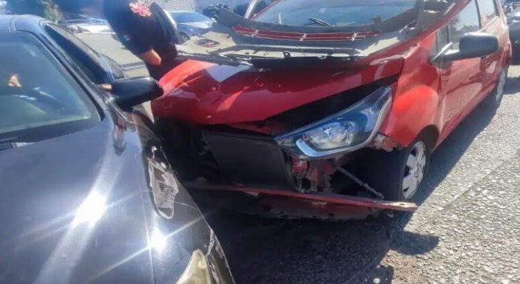 Accidente vial deja a una mujer adulta lesionada