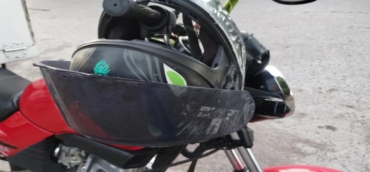 Motociclista se lesiona al derrapar en Los Mochis