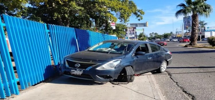 Conductora impacta contra una preparatoria en Los Mochis Conductora impacta contra una preparatoria en Los Mochis