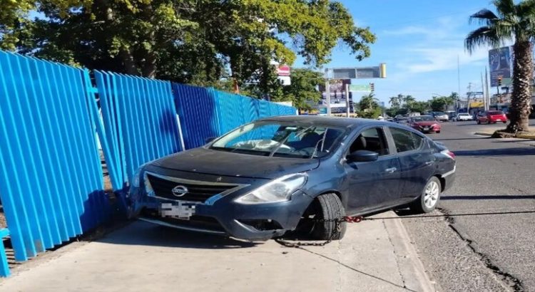 Conductora impacta contra una preparatoria en Los Mochis