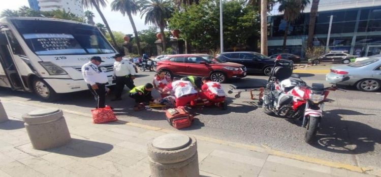 Camión arrolla a adulta mayor frente al teatro Los Mochis