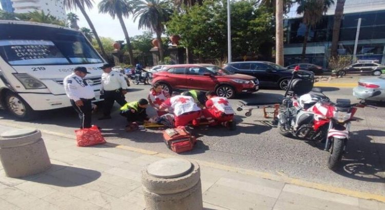 Camión arrolla a adulta mayor frente al teatro Los Mochis