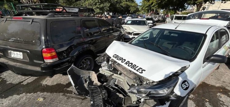 Conductora en estado inconveniente provoca carambola y deja a una persona lesionada