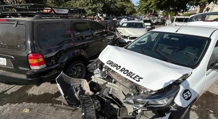 Conductora en estado inconveniente provoca carambola y deja a una persona lesionada