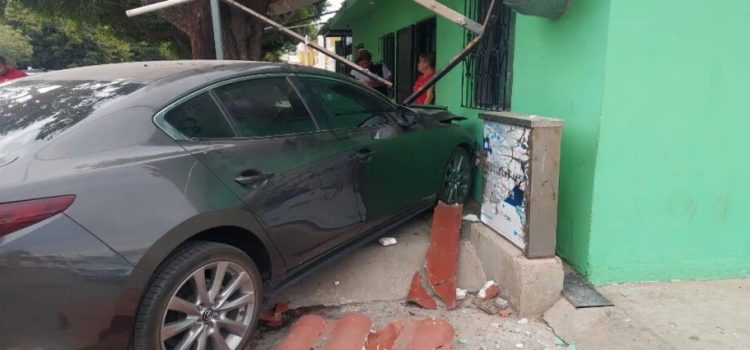 Conductora se pasa un alto y termina contra una vivienda