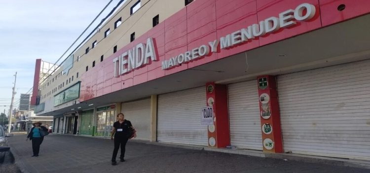 Clausuran dos tiendas chinas, por no contar con permiso de uso de suelo