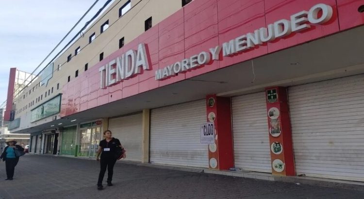 Clausuran dos tiendas chinas, por no contar con permiso de uso de suelo