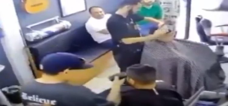 Le quitan la vida a líder de célula delictiva en una barbería