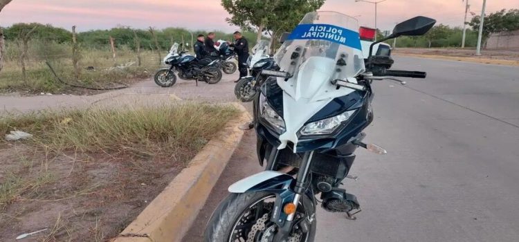 Autoridades emprenden persecución de un motociclista