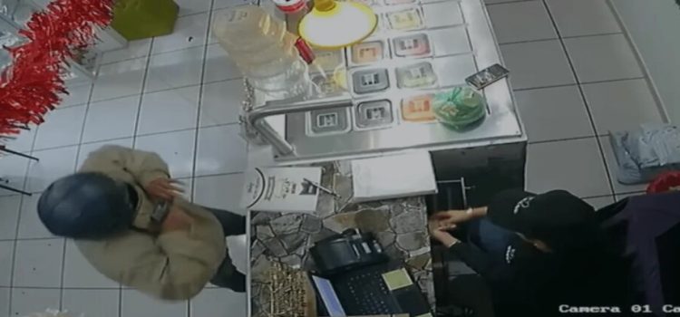 Sujeto armado asalta negocio en plaza comercial de Los Mochis