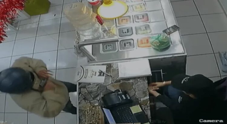 Sujeto armado asalta negocio en plaza comercial de Los Mochis