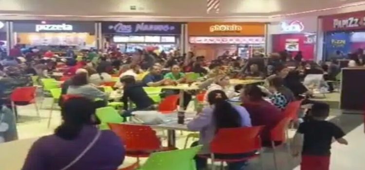 Por fumar en un baño provoca evacuación de plaza comercial