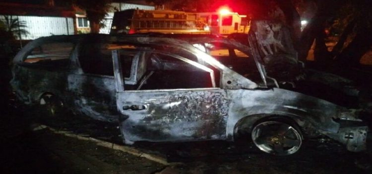 Incendio consume dos vehículos en la colonia La Teresita